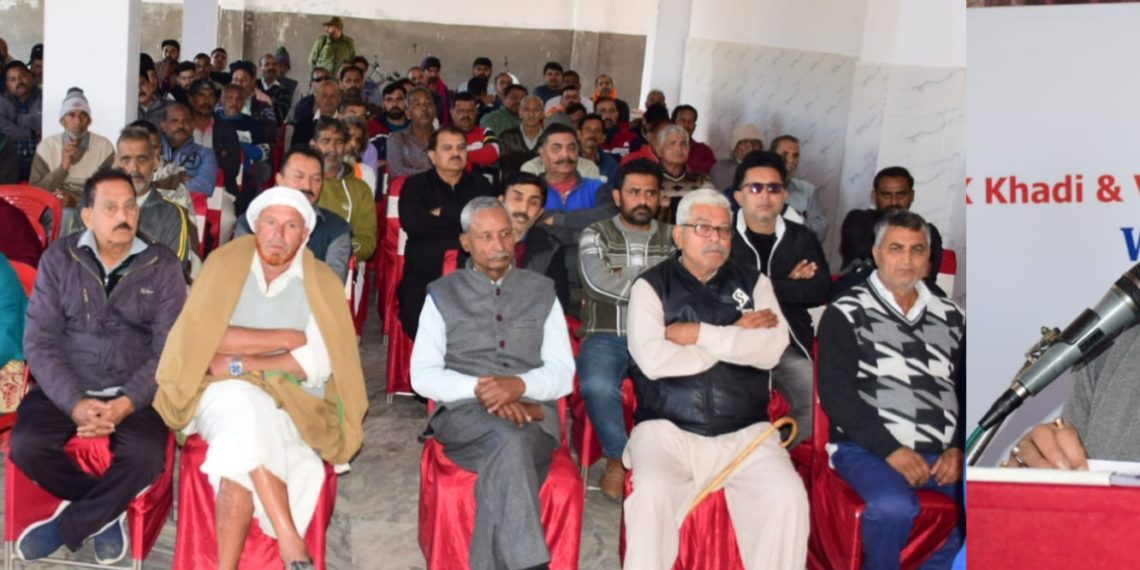 چیئرپرسن کھادی اینڈ وِلیج اِنڈسٹریز بورڈ نے کھوجی پورہ میں بیداری کیمپ کی صدارت کی
