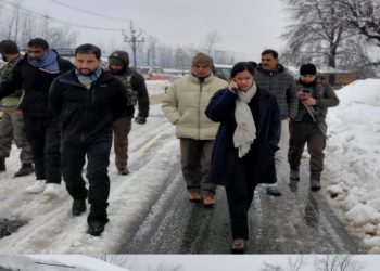 ضلع ترقیاتی کمشنر کپواڑہ نے برف ہٹانے کے کام ،شہری سہولیات کی دستیابی کا معائینہ اور  مائیگرنٹ کالونی ننتو سا کا دورہ کیا