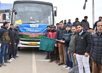ضلع ترقیاتی کمشنر شوپیاں نے منی سیکرٹریٹ شوپیاں میں جامع زرعی ترقیاتی پروگرام کے تحت صلاحیت سازی تربیتی پروگرام کے دورے کیلئے کسانوں کو ہری جھنڈ ی دِکھاکر روانہ کیا