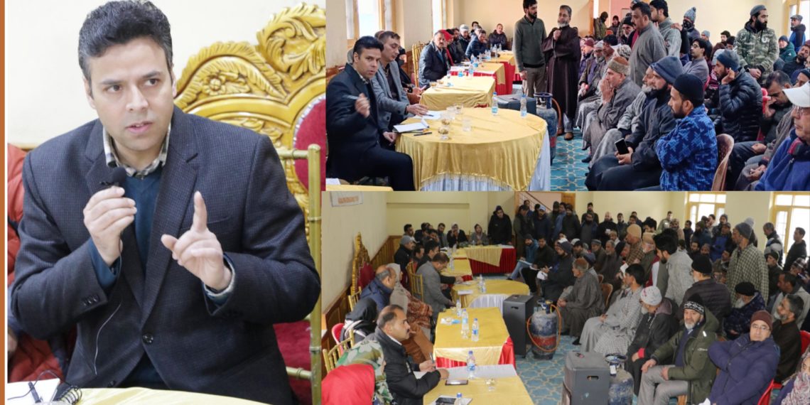 ضلع ترقیاتی کمشنر سری نگرنے شہر خاص کے کولی پورہ خانیار میں عوامی شکایات اَزالے کیمپ کا اِنعقاد کیا