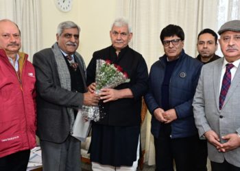 لفٹینٹ گورنر نے ڈاکٹر رمیش تمیری کی کتاب ” جے اینڈ کے پر پاکستان کا حملہ “ کا اجراءکیا