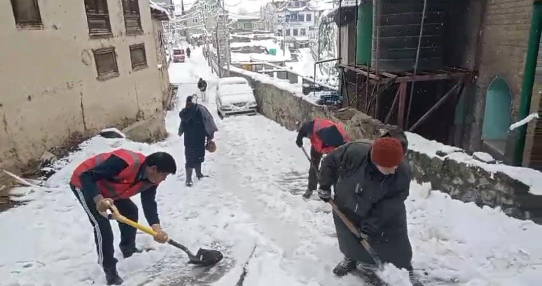 ترال میں روا ں سیزن کی پہلی برف باری