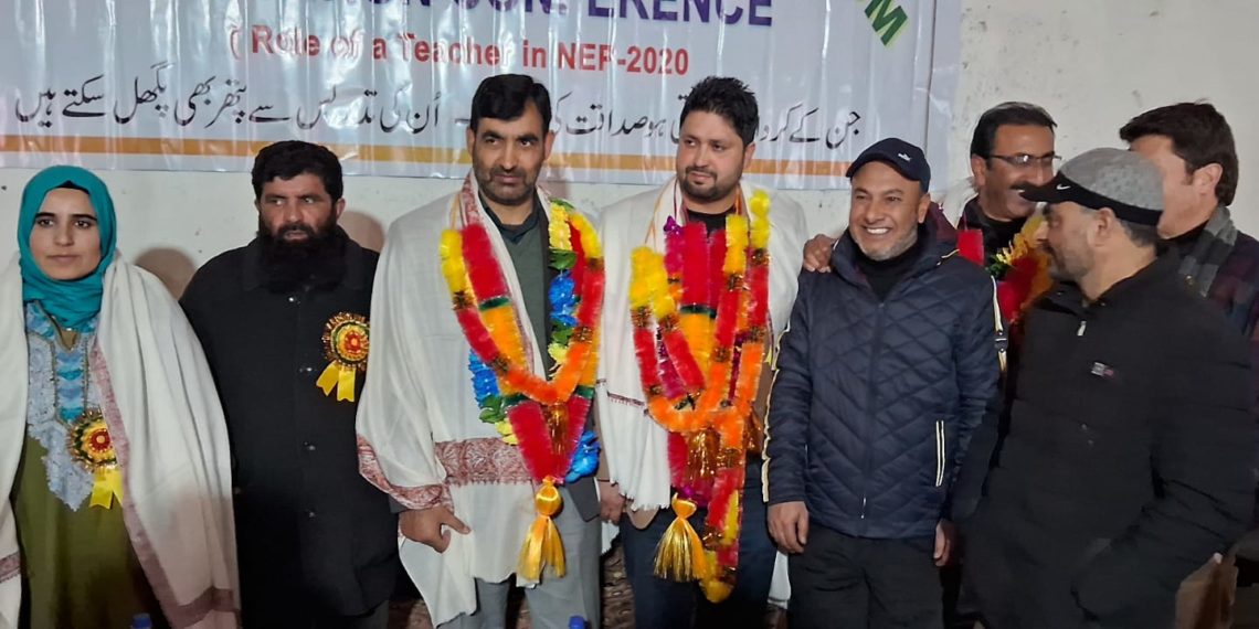 اونتی پورہ میں ٹیچرس فوم کی جانب سے تعلیمی کانفرنس منعقد