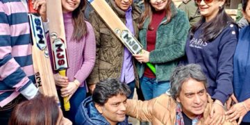 سچن ٹنڈول کر نے چرسو اونتی پورہ قائم ایم جے بیٹ فیکٹری کا دورہ کر کے یہاں ایک گھنٹہ گزارا