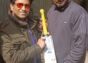 سچن ٹنڈول کر نے چرسو اونتی پورہ قائم ایم جے بیٹ فیکٹری کا دورہ کر کے یہاں ایک گھنٹہ گزارا