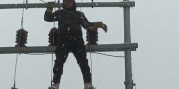 کے پی ڈی سی ایل کے فرنٹ لائن ورکرز برفباری میں بحالی کے کاموں میں پوری طرح سے مستعد