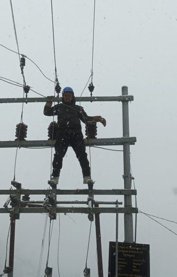 کے پی ڈی سی ایل کے فرنٹ لائن ورکرز برفباری میں بحالی کے کاموں میں پوری طرح سے مستعد