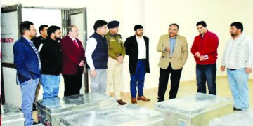 چیف الیکٹورل افسر پی کے پولے کا دورہ ٔ کشتواڑ،انٹر میڈیٹ سٹرانگ رومز اور پولنگ سہولیات کا لیا جائزہ