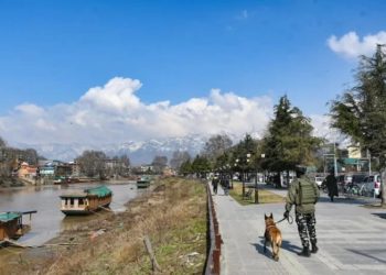 وزیر اعظم کا دورہ کشمیرشہرسری نگر میں سیکورٹی کے زبردست انتظامات مکمل  بخشی اسٹیڈیم سیل شہرکو10ہزار سے زائد جھنڈوں سے سجایا گیا 2لاکھ سے زیادہ لوگوں کی سرینگر میں منعقدہونے والی ریلی میں شرکت متوقع،انتظامات مکمل:بے جے پی   چ 			وزیر اعظم نرندر مودی کے دورہ سرینگر کے پیش نظر شہر سرینگر اور آس پاس کے علاقوں میں سیکورٹی کے سخت انتظامات کئے گئے جبکہ وادی کے باقی علاقوں میں بھی سیکورٹی الرٹ کیا گیا ہے جس دوران یہاں مسافروں سے تلاشی لی جا رہی تھے جبکہ یہاں سراغ رساں کتوںمدد بھی لی گئی ہے۔شہر کو جگہ جگہ جھنڈوں سے سجایا گیا ہے بتایا جاتا ہے سرینگر میں کم بیش10ہزار جھنڈوں سے سجایا گیا ہے جبکہ سینکڑوں کی تعداد میں ہوڈنگ لگائی گئی ہے ۔ بھارتیہ جنتا پارٹی کا کہنا ہے کہ اس ریلی میں 2لاکھ سے زائد لوگوں کی شرکت متوقع ہے جس کے لئے تمام انتظامات مکمل کئے گئے ہیں ۔ کشمیر نیوز سروس ( کے این ایس ) کے مطابق وزیر اعظم نرندر مودی 7مارچ کو دفعہ370کی تسنیخ کے بعد پہلی بار وادی کشمیر کا دورہ کریں گے اورسرینگر کے بخشی اسٹیڈیم میں ایک بھاری عوامی ریلی سے خطاب کریں گے ۔ اس دوران جہاں انتظامیہ کی جانب سے سیکورٹی اور باقی انتظامات مکمل کئے گئے ہیں وہی دوسری جانب سیکورٹی کے اعتبار سے تمام انتظامات کو منگل کے روز حتمی شکل دی گئی ہے ۔ دورے کے پیش نظر یہاں سیکورٹی کے سخت انتظامات کئے گئے ہیں جبکہ وادی کشمیر کے باقی علاقوں میںسیکورٹی کو الرٹ پر رکھا گیا ہے جبکہسری نگر کی سبھی اہم شاہراوں پر موبائیل چیک پوائنٹس قائم کئے گئے جہاں پر راہگیروں اور مسافروں کی باریک بینی سے تلاشی لی جارہی ہیں جبکہ مشکوک نظر آنے والے افراد کے موبائیل فون بھی چیک کئے جارہے ہیں۔شہر کے مختلف علاقوں میں سراغ رساں کتوں کی مدد سے تلاشی لی جارہی ہیں۔بخشی اسٹیڈیم کو پوری طرح سے سیل کیا گیا جبکہ اسٹیڈیم کے اردگر دعلاقوں پر ڈرون کے ذریعے نظر گزر رکھی جارہی ہیں۔اطلاعات کے مطابق جموں وکشمیر کی گرمائی راجدھانی سری نگر میں منگل کے روز سیکورٹی فورسز نے راہگیروں، موٹر سائیکل سواروں کی تلاشی لی جس دوران ان کے شناختی کارڈ باریک بینی سے چیک کئے جارہے تھے۔کشمیرنیوز سروس کے نامہ نگار کے مطابق منگل کے روز شہر کے مختلف علاقوں میں ناکہ تلاشی کا سلسلہ تیز کیا گیا ہے جس دوران مسافروں کو باریک بینی سے تلاشی لی جا رہی تھی اور ان کے شناختی کارڑ چیک کئے جا رہے تھے اس دوران یہاں چھوٹی بڑے گاڑیوں کی بھی تلاشی لی جا رہی تھی۔شہر کے مختلف علاقوں میں نصب سی سی ٹی وی کیمروں کے ذریعے مشکوک افراد پر نظر رکھی جا رہی ہے۔نمائندے کے مطابق سرینگر میں حساس علاقوں کے ساتھ ساتھریلی کے مقام کے آس پاس مزید فورسز کی نفری کا تعینات کیا گیا ہے پولیس کے ایک عہدیدار نے خبر رساں ایجنسی کو بتایا کہ دورے کے پیش نظر شہر میں سیکورٹی کے پختہ انتظامات کئے گئے ہیں۔ان کے مطابق شہر میں جگہ جگہ خصوصی چیکنگ پوائنٹس قائم کئے گئے ہیں جہاں پر ہر آنے جانے والے کی باریک بینی سے تلاشی لی جارہی ہیں۔انہوں نے مزید بتایاکہ شہر کے داخلی اور خارجی راستوں پر سیکورٹی فورسز کی تعیناتی عمل میں لائی گئی اور کسی بھی گاڑی کو بغیر تلاشی کے سری نگر کے حدود میں جانے کی اجازت نہیں دی جارہی ہیں۔ادھر وادی کشمیر کے باقی علاقوں میں جس میں خاص کر جنوبی کشمیر کے مختلف علاقے شامل ہیں فورسز کو الرٹ پر رکھا گیا ہے جہاں صبح سویرے سے گاڑیوں کی تلاشی لی جا رہی تھی جبکہ مسافروں کے شناختی کارڑ بھی چیک کئے جا رہے تھے ۔ادھر مختلف لوگوں کووزیر عظم کے دورے کے دوران مختلف اعلانات کی امید ہے ۔