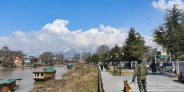 وزیر اعظم کا دورہ کشمیرشہرسری نگر میں سیکورٹی کے زبردست انتظامات مکمل  بخشی اسٹیڈیم سیل شہرکو10ہزار سے زائد جھنڈوں سے سجایا گیا 2لاکھ سے زیادہ لوگوں کی سرینگر میں منعقدہونے والی ریلی میں شرکت متوقع،انتظامات مکمل:بے جے پی   چ 			وزیر اعظم نرندر مودی کے دورہ سرینگر کے پیش نظر شہر سرینگر اور آس پاس کے علاقوں میں سیکورٹی کے سخت انتظامات کئے گئے جبکہ وادی کے باقی علاقوں میں بھی سیکورٹی الرٹ کیا گیا ہے جس دوران یہاں مسافروں سے تلاشی لی جا رہی تھے جبکہ یہاں سراغ رساں کتوںمدد بھی لی گئی ہے۔شہر کو جگہ جگہ جھنڈوں سے سجایا گیا ہے بتایا جاتا ہے سرینگر میں کم بیش10ہزار جھنڈوں سے سجایا گیا ہے جبکہ سینکڑوں کی تعداد میں ہوڈنگ لگائی گئی ہے ۔ بھارتیہ جنتا پارٹی کا کہنا ہے کہ اس ریلی میں 2لاکھ سے زائد لوگوں کی شرکت متوقع ہے جس کے لئے تمام انتظامات مکمل کئے گئے ہیں ۔ کشمیر نیوز سروس ( کے این ایس ) کے مطابق وزیر اعظم نرندر مودی 7مارچ کو دفعہ370کی تسنیخ کے بعد پہلی بار وادی کشمیر کا دورہ کریں گے اورسرینگر کے بخشی اسٹیڈیم میں ایک بھاری عوامی ریلی سے خطاب کریں گے ۔ اس دوران جہاں انتظامیہ کی جانب سے سیکورٹی اور باقی انتظامات مکمل کئے گئے ہیں وہی دوسری جانب سیکورٹی کے اعتبار سے تمام انتظامات کو منگل کے روز حتمی شکل دی گئی ہے ۔ دورے کے پیش نظر یہاں سیکورٹی کے سخت انتظامات کئے گئے ہیں جبکہ وادی کشمیر کے باقی علاقوں میںسیکورٹی کو الرٹ پر رکھا گیا ہے جبکہسری نگر کی سبھی اہم شاہراوں پر موبائیل چیک پوائنٹس قائم کئے گئے جہاں پر راہگیروں اور مسافروں کی باریک بینی سے تلاشی لی جارہی ہیں جبکہ مشکوک نظر آنے والے افراد کے موبائیل فون بھی چیک کئے جارہے ہیں۔شہر کے مختلف علاقوں میں سراغ رساں کتوں کی مدد سے تلاشی لی جارہی ہیں۔بخشی اسٹیڈیم کو پوری طرح سے سیل کیا گیا جبکہ اسٹیڈیم کے اردگر دعلاقوں پر ڈرون کے ذریعے نظر گزر رکھی جارہی ہیں۔اطلاعات کے مطابق جموں وکشمیر کی گرمائی راجدھانی سری نگر میں منگل کے روز سیکورٹی فورسز نے راہگیروں، موٹر سائیکل سواروں کی تلاشی لی جس دوران ان کے شناختی کارڈ باریک بینی سے چیک کئے جارہے تھے۔کشمیرنیوز سروس کے نامہ نگار کے مطابق منگل کے روز شہر کے مختلف علاقوں میں ناکہ تلاشی کا سلسلہ تیز کیا گیا ہے جس دوران مسافروں کو باریک بینی سے تلاشی لی جا رہی تھی اور ان کے شناختی کارڑ چیک کئے جا رہے تھے اس دوران یہاں چھوٹی بڑے گاڑیوں کی بھی تلاشی لی جا رہی تھی۔شہر کے مختلف علاقوں میں نصب سی سی ٹی وی کیمروں کے ذریعے مشکوک افراد پر نظر رکھی جا رہی ہے۔نمائندے کے مطابق سرینگر میں حساس علاقوں کے ساتھ ساتھریلی کے مقام کے آس پاس مزید فورسز کی نفری کا تعینات کیا گیا ہے پولیس کے ایک عہدیدار نے خبر رساں ایجنسی کو بتایا کہ دورے کے پیش نظر شہر میں سیکورٹی کے پختہ انتظامات کئے گئے ہیں۔ان کے مطابق شہر میں جگہ جگہ خصوصی چیکنگ پوائنٹس قائم کئے گئے ہیں جہاں پر ہر آنے جانے والے کی باریک بینی سے تلاشی لی جارہی ہیں۔انہوں نے مزید بتایاکہ شہر کے داخلی اور خارجی راستوں پر سیکورٹی فورسز کی تعیناتی عمل میں لائی گئی اور کسی بھی گاڑی کو بغیر تلاشی کے سری نگر کے حدود میں جانے کی اجازت نہیں دی جارہی ہیں۔ادھر وادی کشمیر کے باقی علاقوں میں جس میں خاص کر جنوبی کشمیر کے مختلف علاقے شامل ہیں فورسز کو الرٹ پر رکھا گیا ہے جہاں صبح سویرے سے گاڑیوں کی تلاشی لی جا رہی تھی جبکہ مسافروں کے شناختی کارڑ بھی چیک کئے جا رہے تھے ۔ادھر مختلف لوگوں کووزیر عظم کے دورے کے دوران مختلف اعلانات کی امید ہے ۔