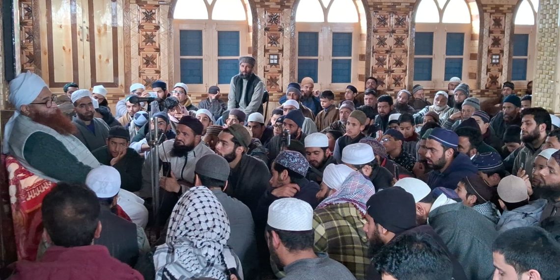 دارالعلوم جامعة الاخلاص ترال میں 6حفاظ کی دستار بندی