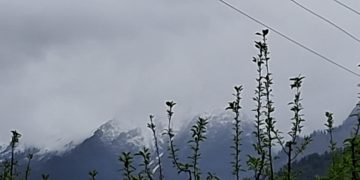 وادی میں شدیدبارشوں کے بعدپہاڑوں پرہلکی برف باری