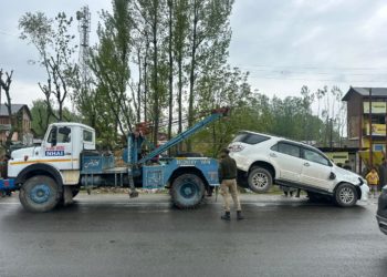 چرسو اونتی پورہ میں دو گاڑیوں کے درمیان ٹکرخاتون جاں بحق ،دو بچوں سمیت6زخمی