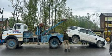 چرسو اونتی پورہ میں دو گاڑیوں کے درمیان ٹکرخاتون جاں بحق ،دو بچوں سمیت6زخمی