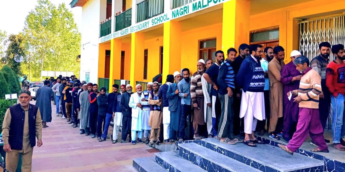  18اسمبلی حلقوں پر محیط بارہمولہ پارلیمانی حلقہ :2103پولنگ مراکز میں سے بیشتر کے باہر دن بھر لمبی لمبی قطاریں