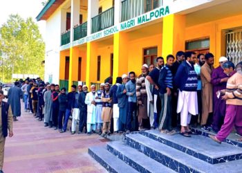  18اسمبلی حلقوں پر محیط بارہمولہ پارلیمانی حلقہ :2103پولنگ مراکز میں سے بیشتر کے باہر دن بھر لمبی لمبی قطاریں