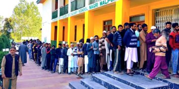  18اسمبلی حلقوں پر محیط بارہمولہ پارلیمانی حلقہ :2103پولنگ مراکز میں سے بیشتر کے باہر دن بھر لمبی لمبی قطاریں