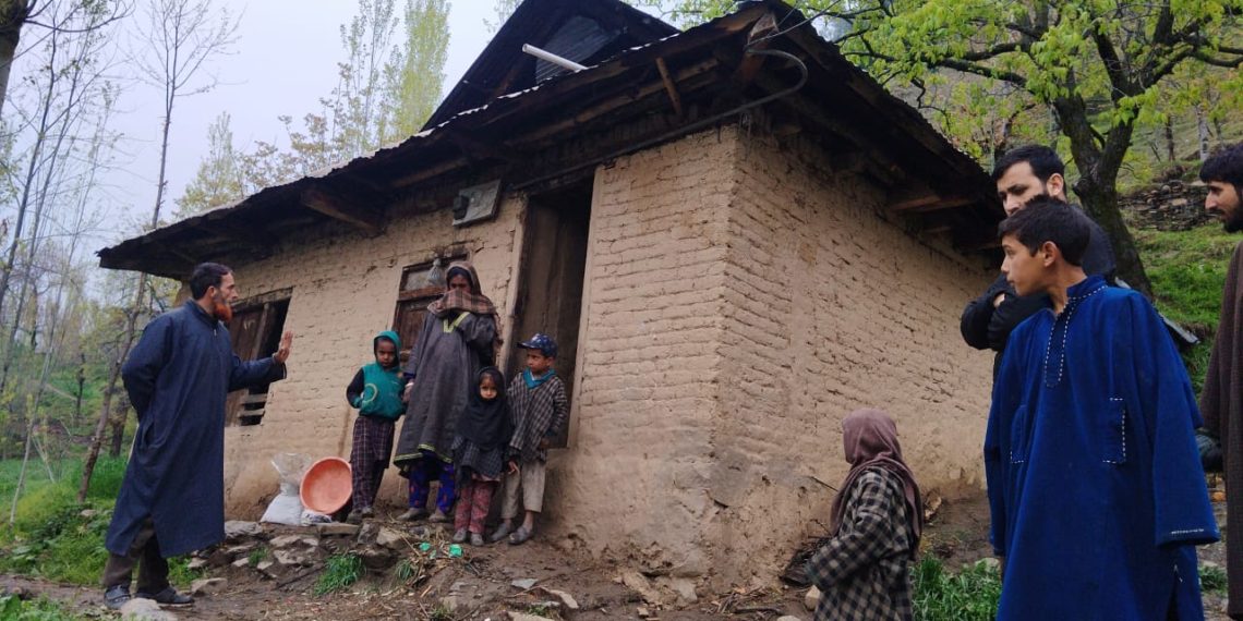 بارشوں سے دودھ مرگ ترال میں شہری کے مکان کو نقصان