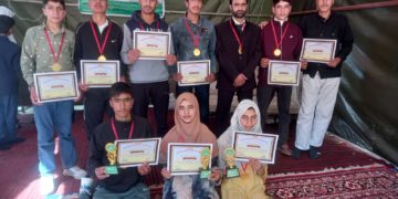 خانہ گنڈ آری پل کے نجی سکول میں عزت افزائی کے تقریب منعقد