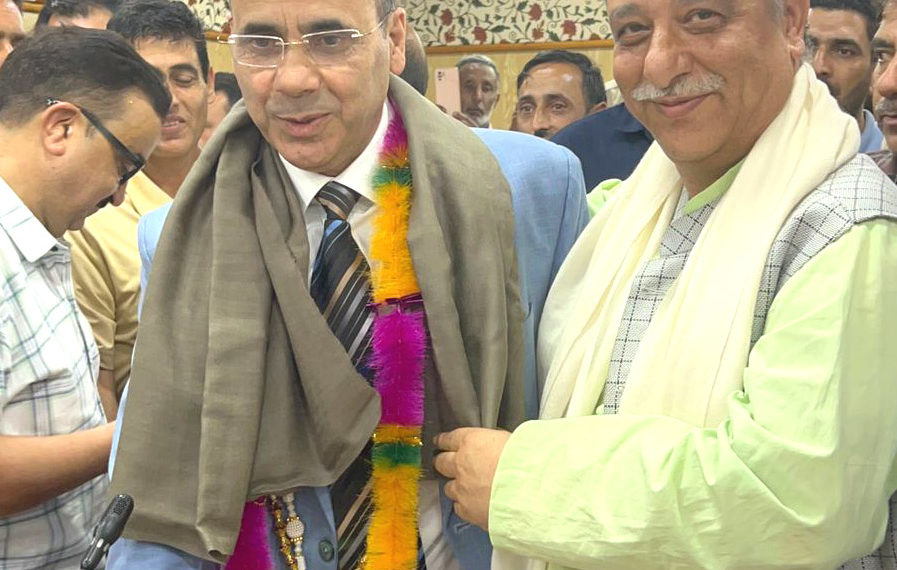 پروفیسر اشرف گنائی کو سکمز ڈائریکٹر کا عہدہ سنبھالنے پر اشتیاق بیگ کا والہانہ استقبال