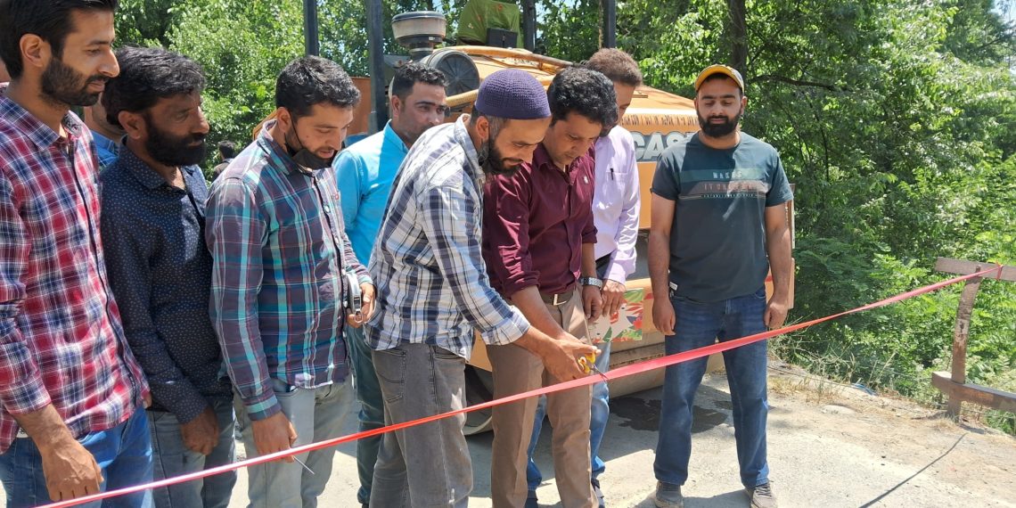ترال چھچھکوٹ سڑک پر میکڈم بچھانے کا کام شروع