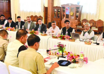 لیفٹنٹ گورنر کی کشمیر صوبے کےاعلیٰ سول وپولیس افسران کے ساتھ میٹنگ