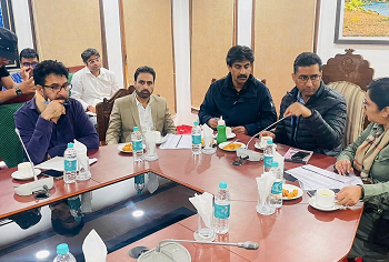 سیکرٹری محکمہ دیہی ترقی کی پہلگام کلب میں اَفسران اوردیگر متعلقین کے ساتھ میٹنگ، صفائی ستھرائی پر تبادلہ خیال