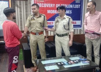 کپواڑہ میں پولیس نے چوری شدہ موبائل فون برآمد کرکے مالکان کےحوالے کئے