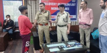 کپواڑہ میں پولیس نے چوری شدہ موبائل فون برآمد کرکے مالکان کےحوالے کئے