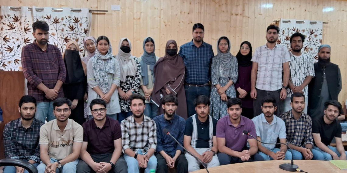 ترال میں NEET میں کامیاب امیدواروں کی عزت افزائی