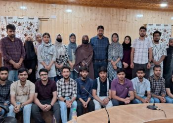 ترال میں NEET میں کامیاب امیدواروں کی عزت افزائی