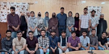 ترال میں NEET میں کامیاب امیدواروں کی عزت افزائی