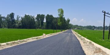 سب ضلع ترال میںمتعدد رابط سڑکوں پر تار کول بچھانے کا کام جاری