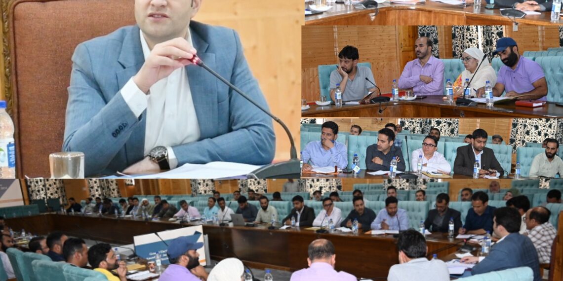 ڈِسٹرکٹ الیکشن آفیسر کولگام نے اِنتخابی تیاریوں کا جائزہ لیا