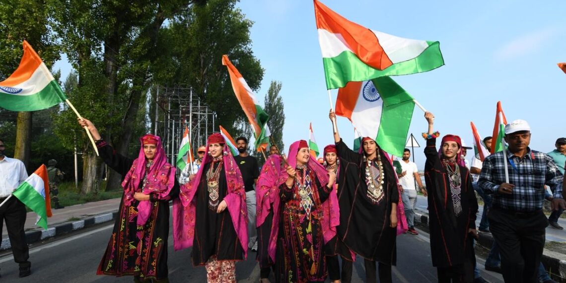 لیفٹیننٹ گورنر نے سری نگر میں ترنگا یاترا کو ہری جھنڈ ی دِکھا کر روانہ کیا