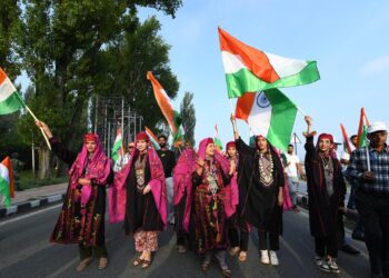 لیفٹیننٹ گورنر نے سری نگر میں ترنگا یاترا کو ہری جھنڈ ی دِکھا کر روانہ کیا