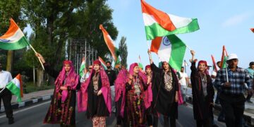 لیفٹیننٹ گورنر نے سری نگر میں ترنگا یاترا کو ہری جھنڈ ی دِکھا کر روانہ کیا