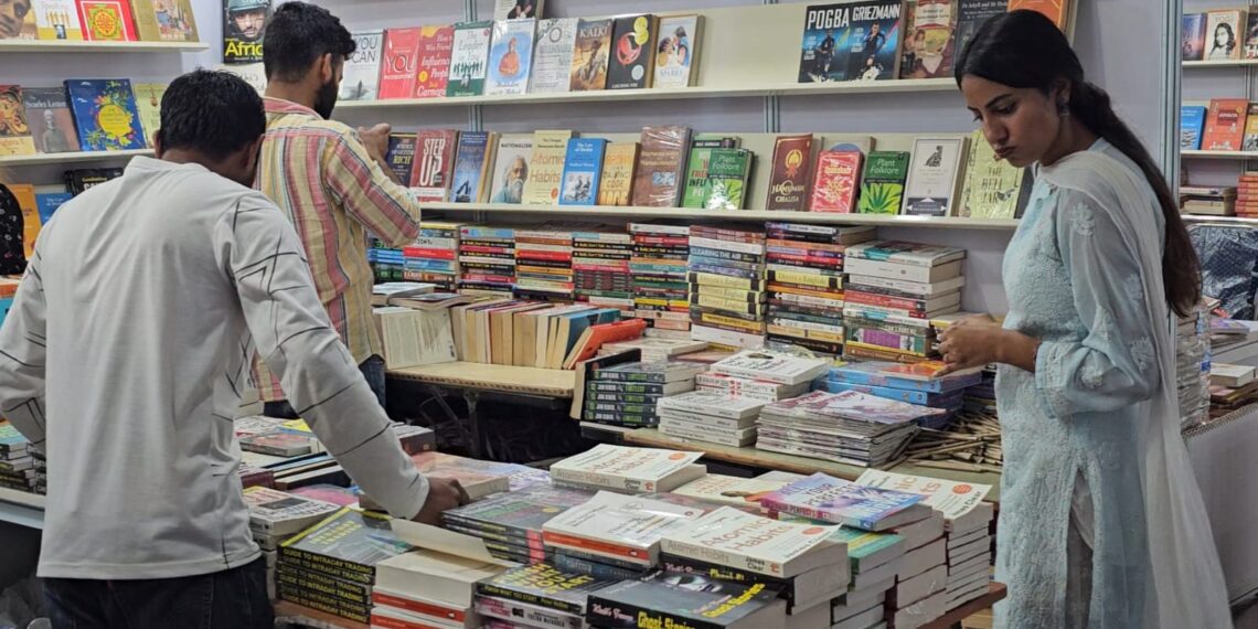 نوجوانوں میں کتاب پڑھنے کی عادت پیدا کرنے کیلئے سری نگر میں ہفتہ بھرجاری رہنے والا” چنار بُک فیسٹول “ کا اِنعقاد