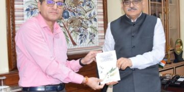 وِشال شرما نے اَپنی پہلی کتاب چیف سیکرٹری کو پیش کی