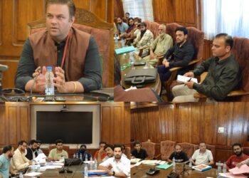ایکس پنڈیچر اوبزرور نے بانڈی پورہ میں اِنتخابات میں حصہ لینے والے اُمید واروں اور سیاسی جماعتوں کی میٹنگ منعقد کی