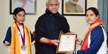 منوج سنہانے آج راج بھون میں پیرس 2024 پیرالمپکس میں کانسی کے تمغے جیتنے والوں محترمہ شیتل دیوی اور راکیش کمار سے ملاقات کی اور اُنہیں مبارک باد پیش کی
