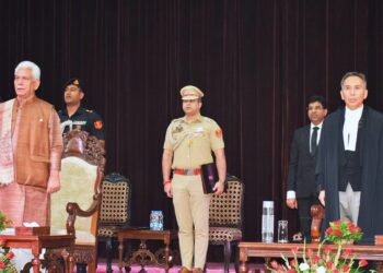 جسٹس تاشی ربستن نے آج کنونشن سینٹر میں منعقدہ ایک تقریب میں جموں و کشمیر اور لداخ ہائی کورٹ کے چیف جسٹس کی حیثیت سے حلف لیا۔ اُنہوں نے جموںوکشمیر یوٹی کے لیفٹیننٹ گورنر منوج سنہا کے سامنے عہدے کا حلف لیا ۔
