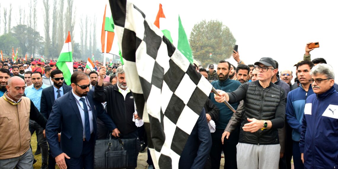 وزیر اعلیٰ عمر عبداللہ نے قومی یوم یکجہتی کے موقعہ پر، ایس کے آئی سی سی سے ” رَن فار یونٹی “ کو ہری جھنڈی دِکھا کر روانہ کیا