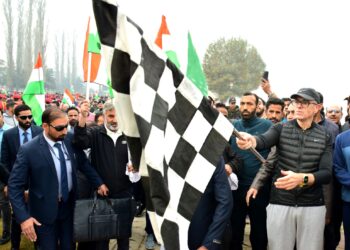 وزیر اعلیٰ عمر عبداللہ نے قومی یوم یکجہتی کے موقعہ پر، ایس کے آئی سی سی سے ” رَن فار یونٹی “ کو ہری جھنڈی دِکھا کر روانہ کیا