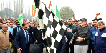 وزیر اعلیٰ عمر عبداللہ نے قومی یوم یکجہتی کے موقعہ پر، ایس کے آئی سی سی سے ” رَن فار یونٹی “ کو ہری جھنڈی دِکھا کر روانہ کیا