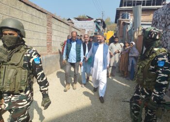 ممبر اسمبلی ترال نے رٹھسونہ ترال میںمیکڈم بچھانے کے کام کا جائزہ لیا