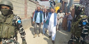 ممبر اسمبلی ترال نے رٹھسونہ ترال میںمیکڈم بچھانے کے کام کا جائزہ لیا