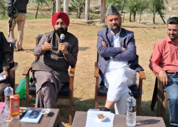 نودل ترال میں گرم سبھا منعقد،رعوامی نمائندوں کے علاوہ لوگ شریک