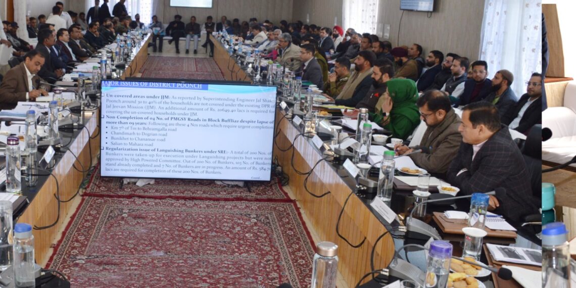 وزیر اعلیٰ نے پونچھ میں ترقیاتی کاموں کا جائیزہ لیا ، مساوی ترقی کی یقین دہانی کرائی