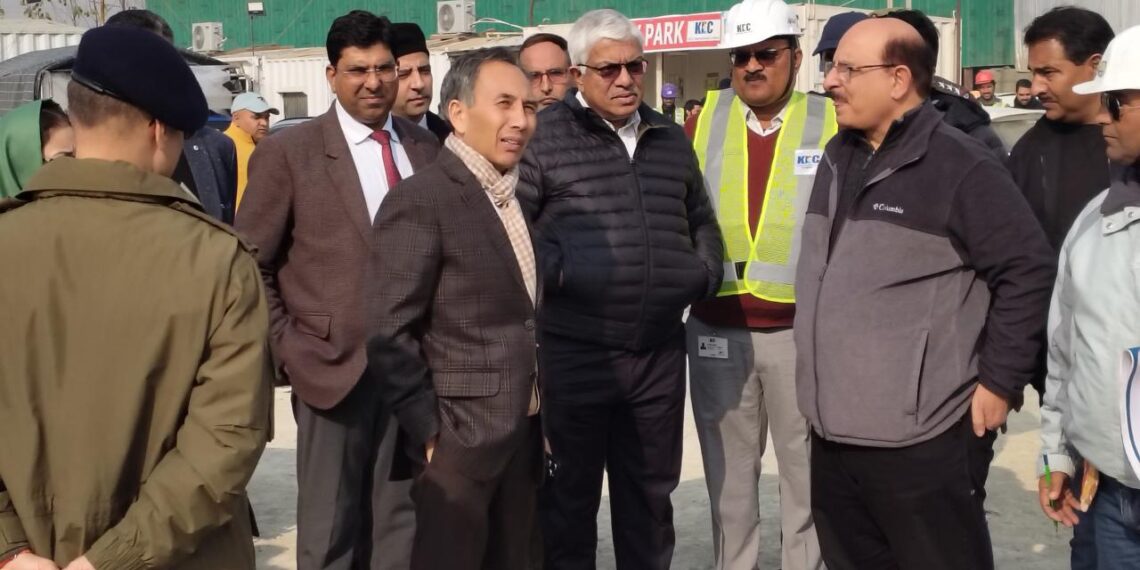 جسٹس تاشی ربستن نے رکھِ گنڈاَکشا بمنہ میں نئے ہائی کورٹ کمپلیکس سائٹ کا دورہ کیا